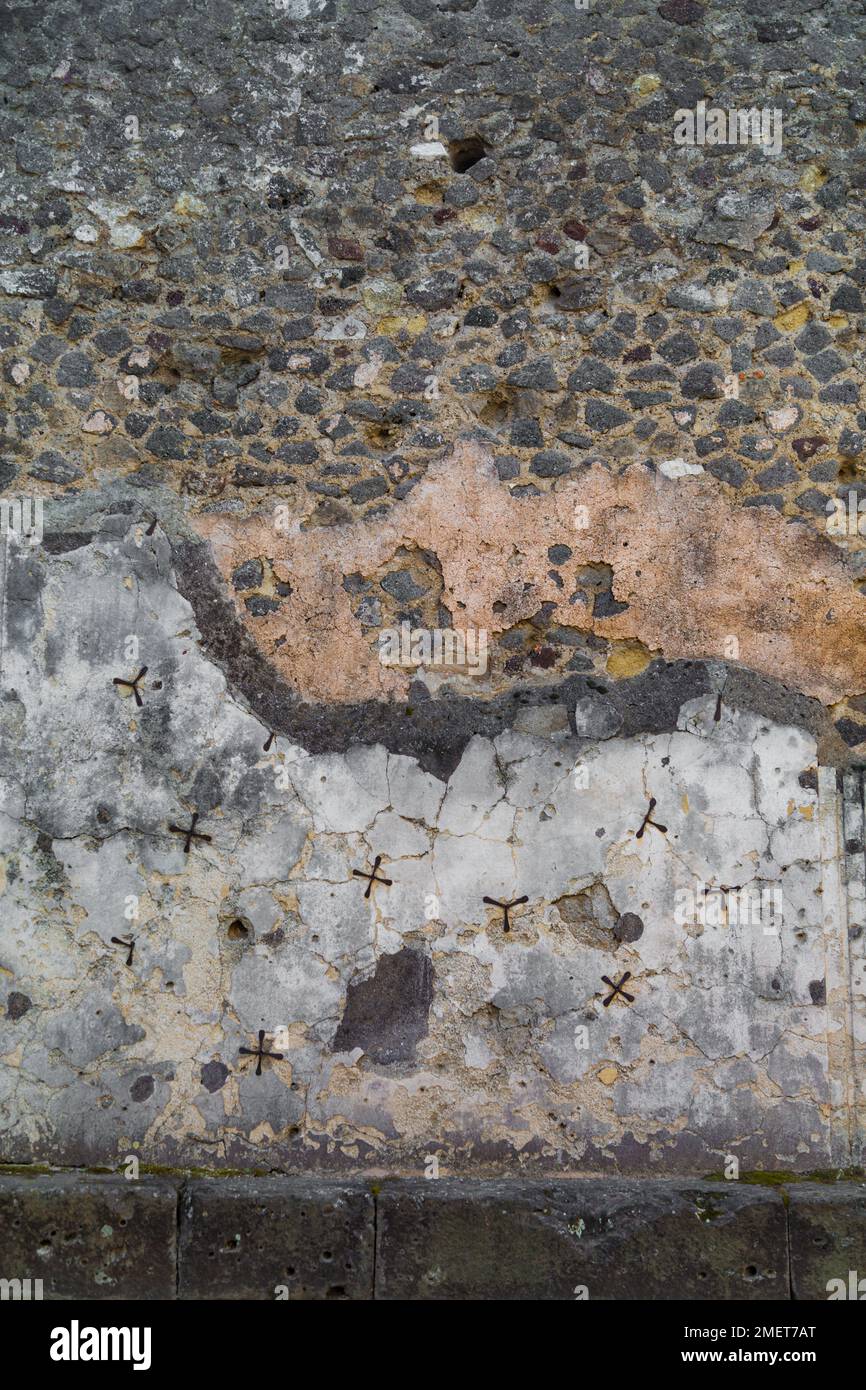 Mura in pietra astratte delle antiche rovine di Roma di Pompei, patrimonio dell'umanità dell'UNESCO, provincia di Napoli, regione Campania, Italia. Foto Stock