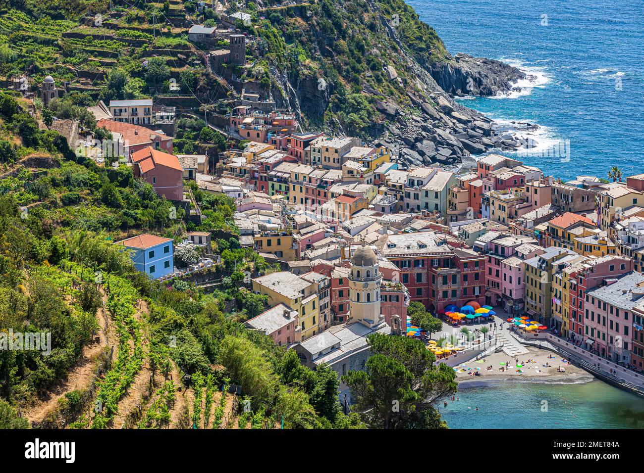 Il paese di Vernazza con le sue case color pastello costruite in collina, vista dal sentiero escursionistico Via DELLAMORE, Vernazza, cinque Terre Foto Stock