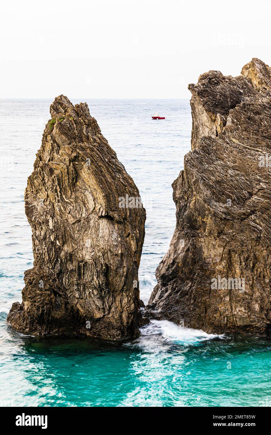 Massi nel mare turchese, Monterosso al Mare, cinque Terre, Costa Ligure, Liguria, Italia Foto Stock