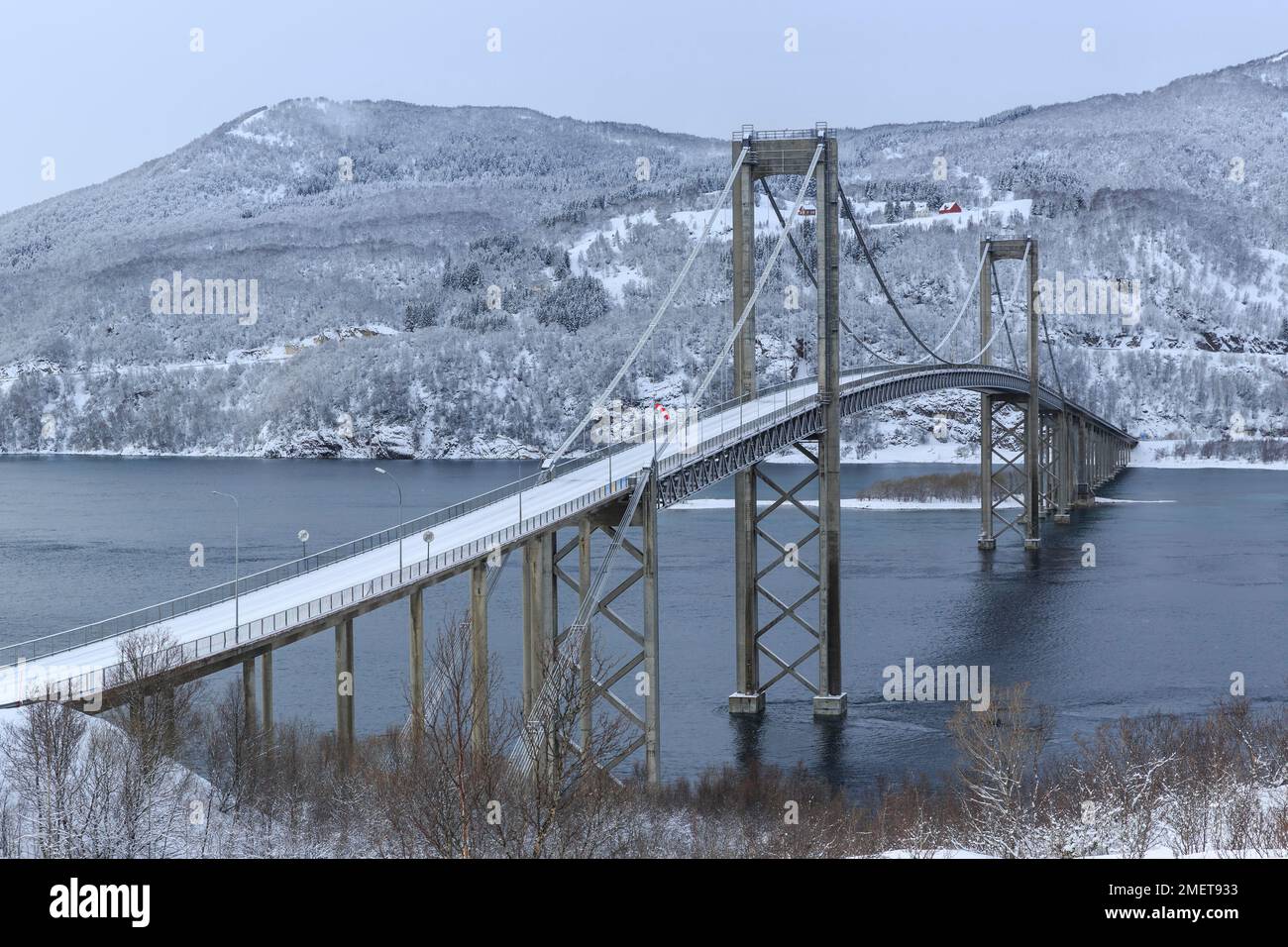 Ponte di Tjeldsund in inverno, collegamento con l'isola di Hinnoya, Tjeldsund, Norvegia Foto Stock