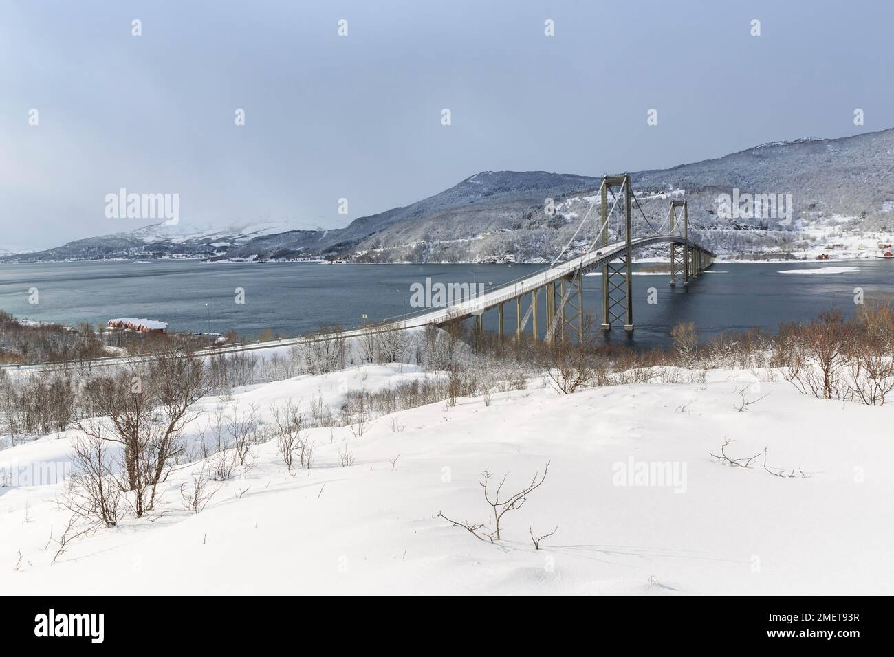 Ponte di Tjeldsund in inverno, collegamento con l'isola di Hinnoya, Tjeldsund, Norvegia Foto Stock