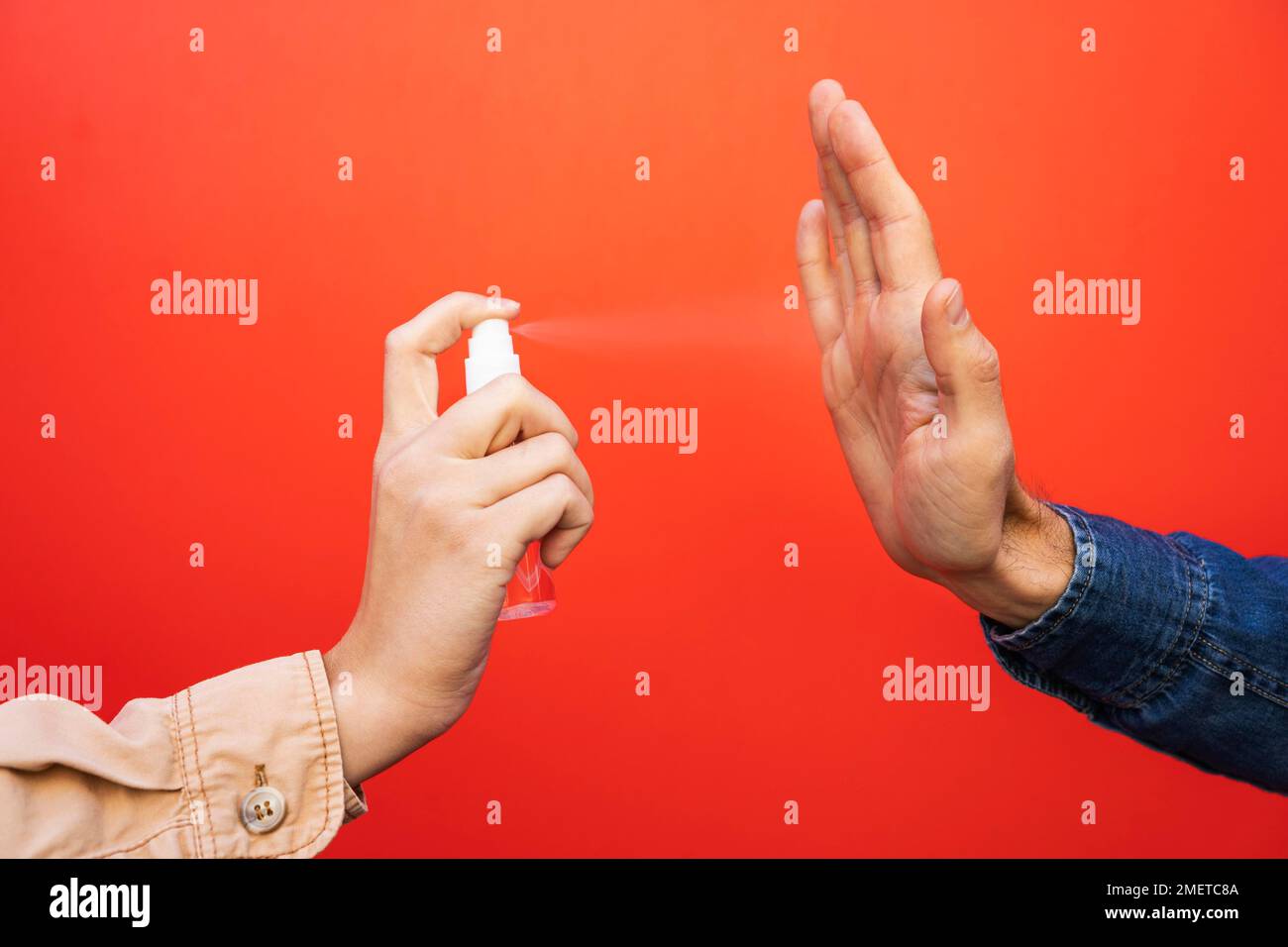 Concetto di distanza sociale con disinfettante Foto Stock