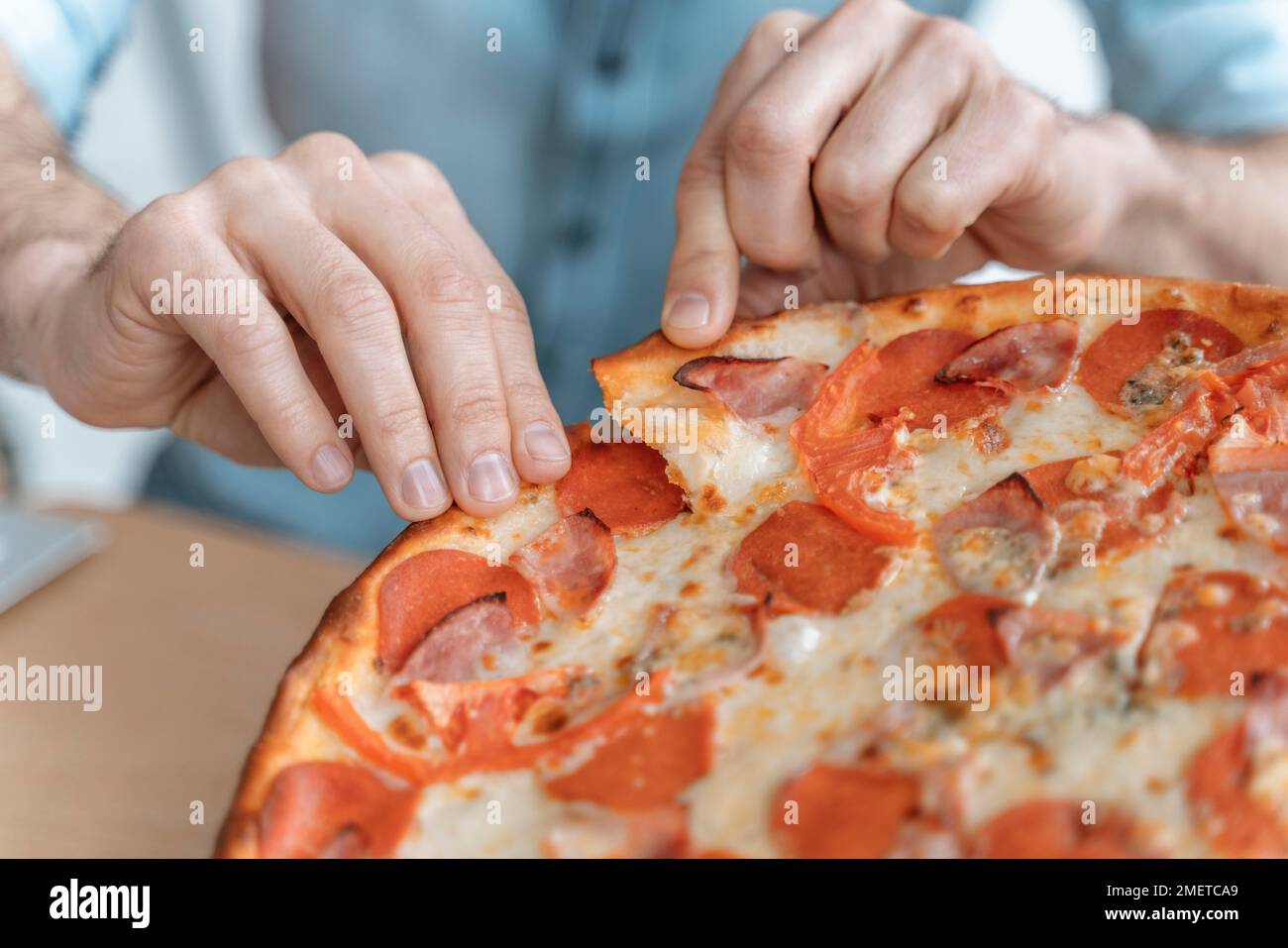 Pausa pranzo per gli uomini d'affari mangiare la pizza da vicino Foto Stock