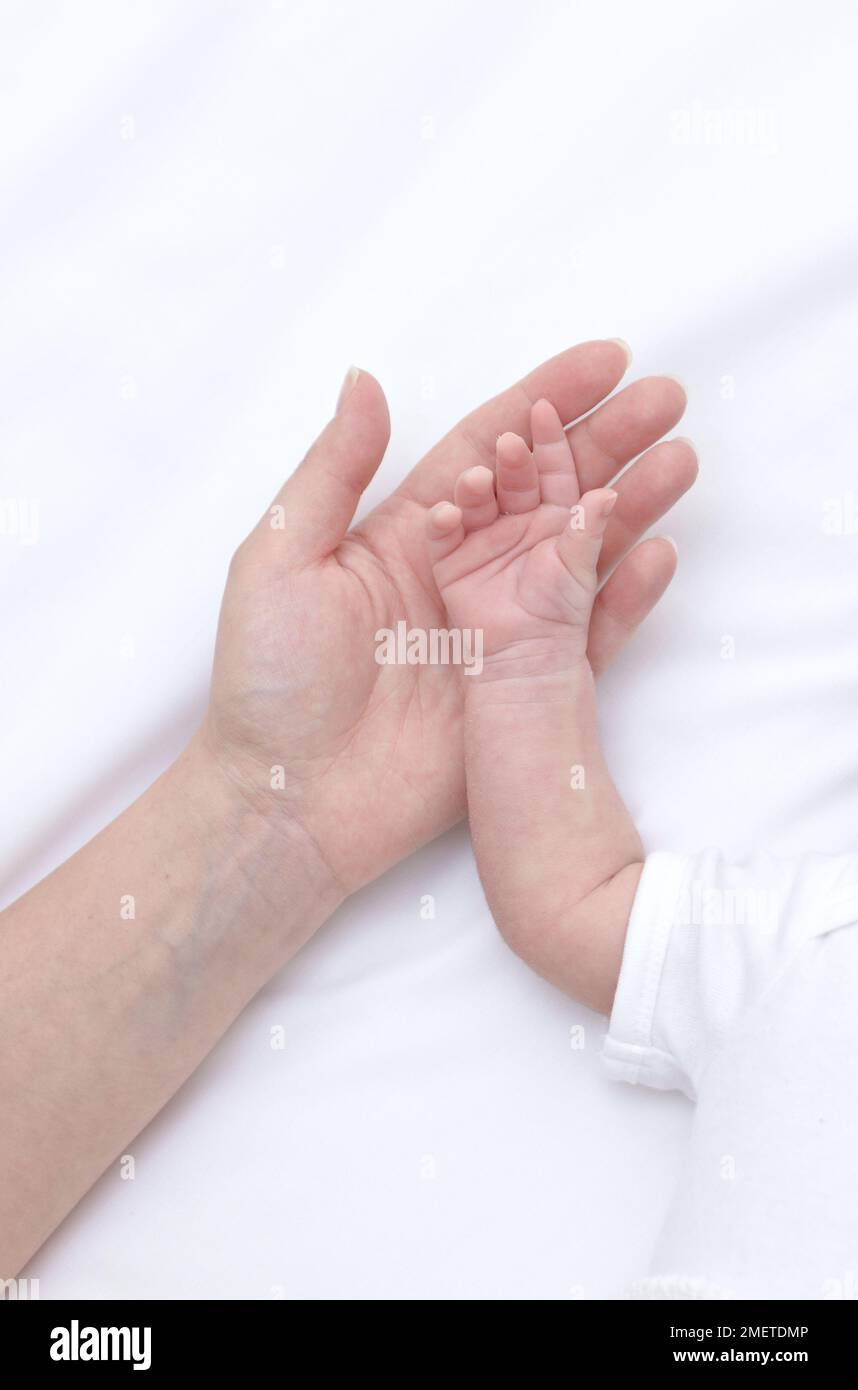 Baby la mano della bambina sulla madre la mano Foto Stock