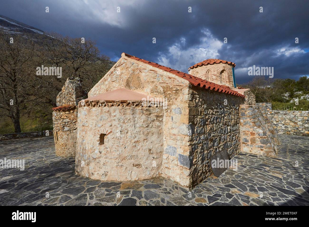 Primavera a Creta, Bacino di Amari, Amari, Psiloritis, Massiccio di Ida, Luce del mattino, cielo drammatico, cappella, Agios Yannis, Agios Fotis, Creta centrale, isola di Foto Stock