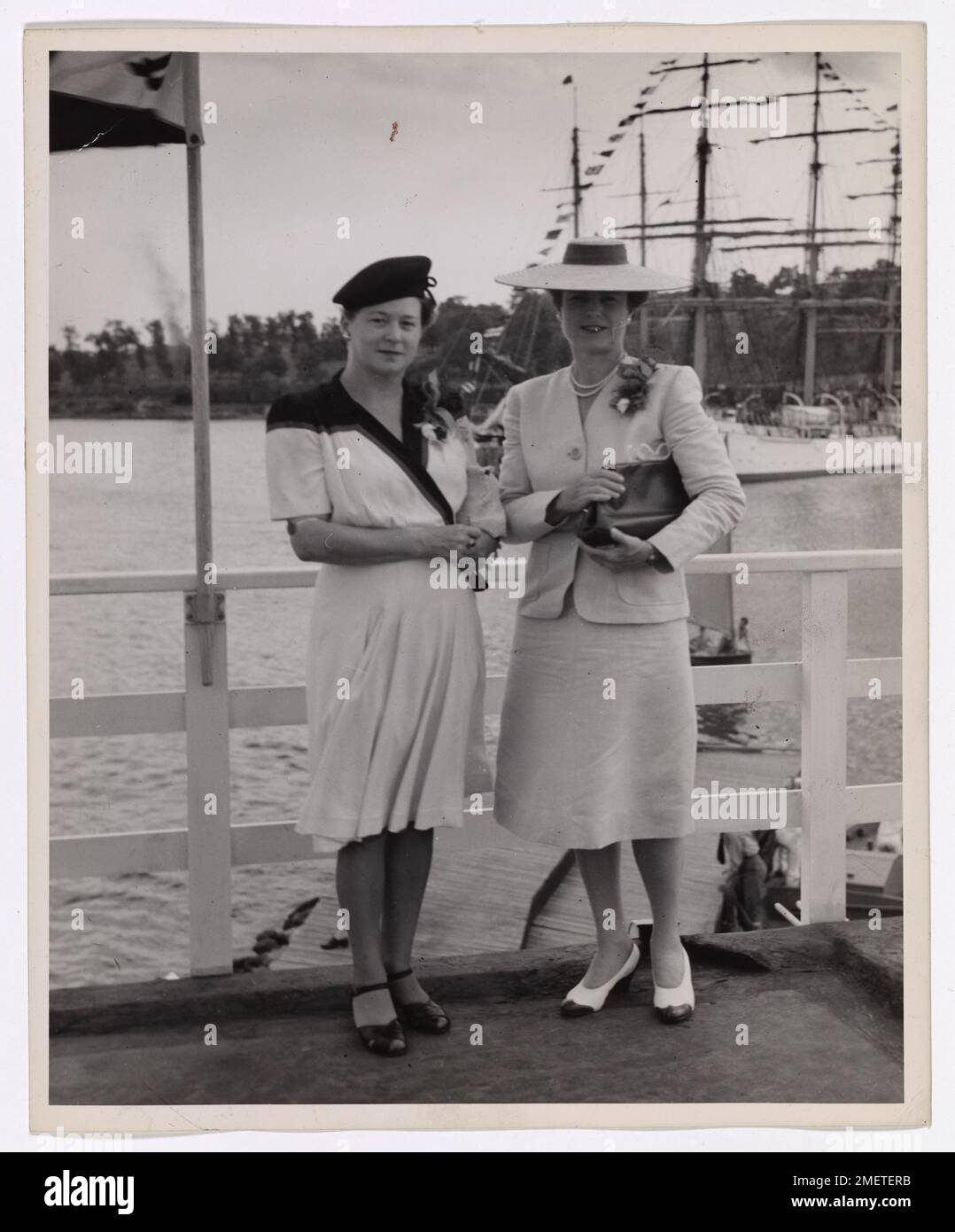 Questa fotografia cattura la signora Georg Beck, moglie del console generale danese, con la signora James Pine. La loro immagine riflette la diplomazia in tempo di guerra e le riunioni sociali delle famiglie consolari durante la seconda guerra mondiale, un periodo di significativa cooperazione internazionale e tensione. Foto Stock Questa fotografia cattura la signora Georg Beck, moglie del console generale danese, con la signora James Pine. La loro immagine riflette la diplomazia in tempo di guerra e le riunioni sociali delle famiglie consolari durante la seconda guerra mondiale, un periodo di significativa cooperazione internazionale e tensione. Foto Stock