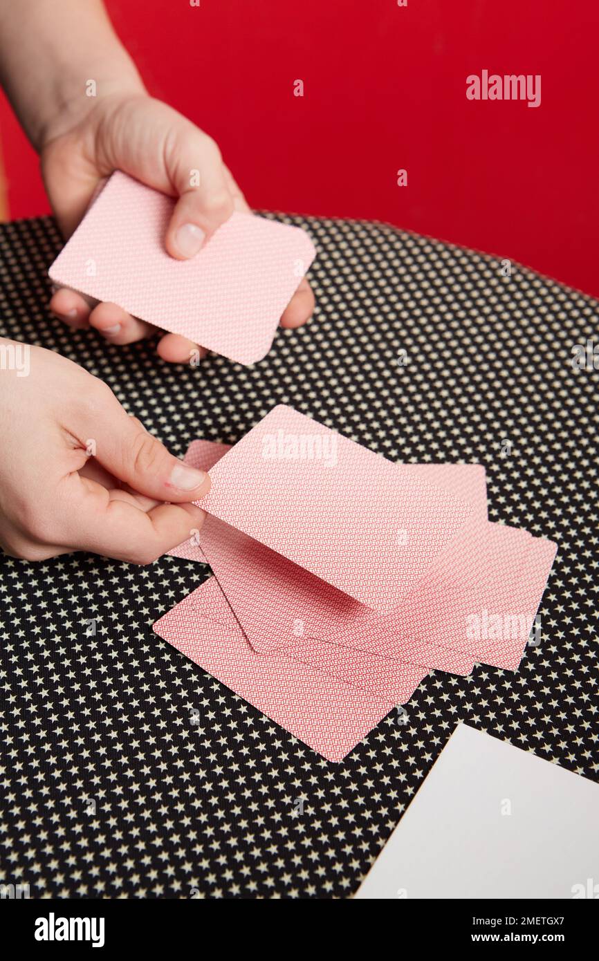 Esecuzione del trucco della carta, previsione della carta, carte che trattano in un mucchio ruvido Foto Stock