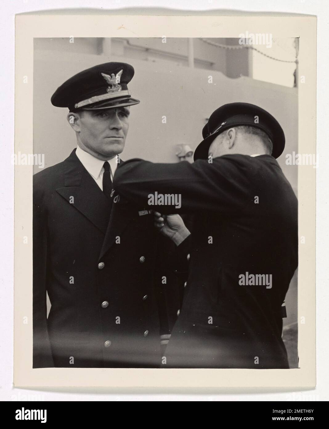 Il tenente della Guardia Costiera Frank D. Hilditch riceve la Bronze Star Medal per la sua leadership nel salvataggio di una petroliera fiammeggiante che trasporta benzina per l'aviazione. Il premio fu conferito dal contrammiraglio E.H. Smith per il suo coraggio e il suo servizio eccezionale. Foto Stock