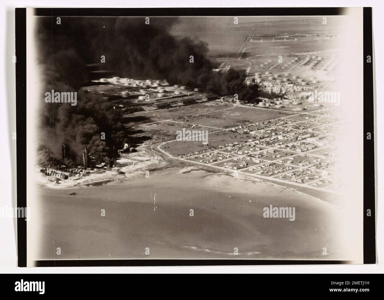 Una vista aerea del devastante incendio di Texas City, che scoppiò il 16 aprile 1947, a seguito di un'esplosione su una nave francese che trasportava nitrato di ammonio. L'incendio causò una massiccia distruzione, con conseguenti perdite di vite umane e danni all'area del porto. Foto Stock