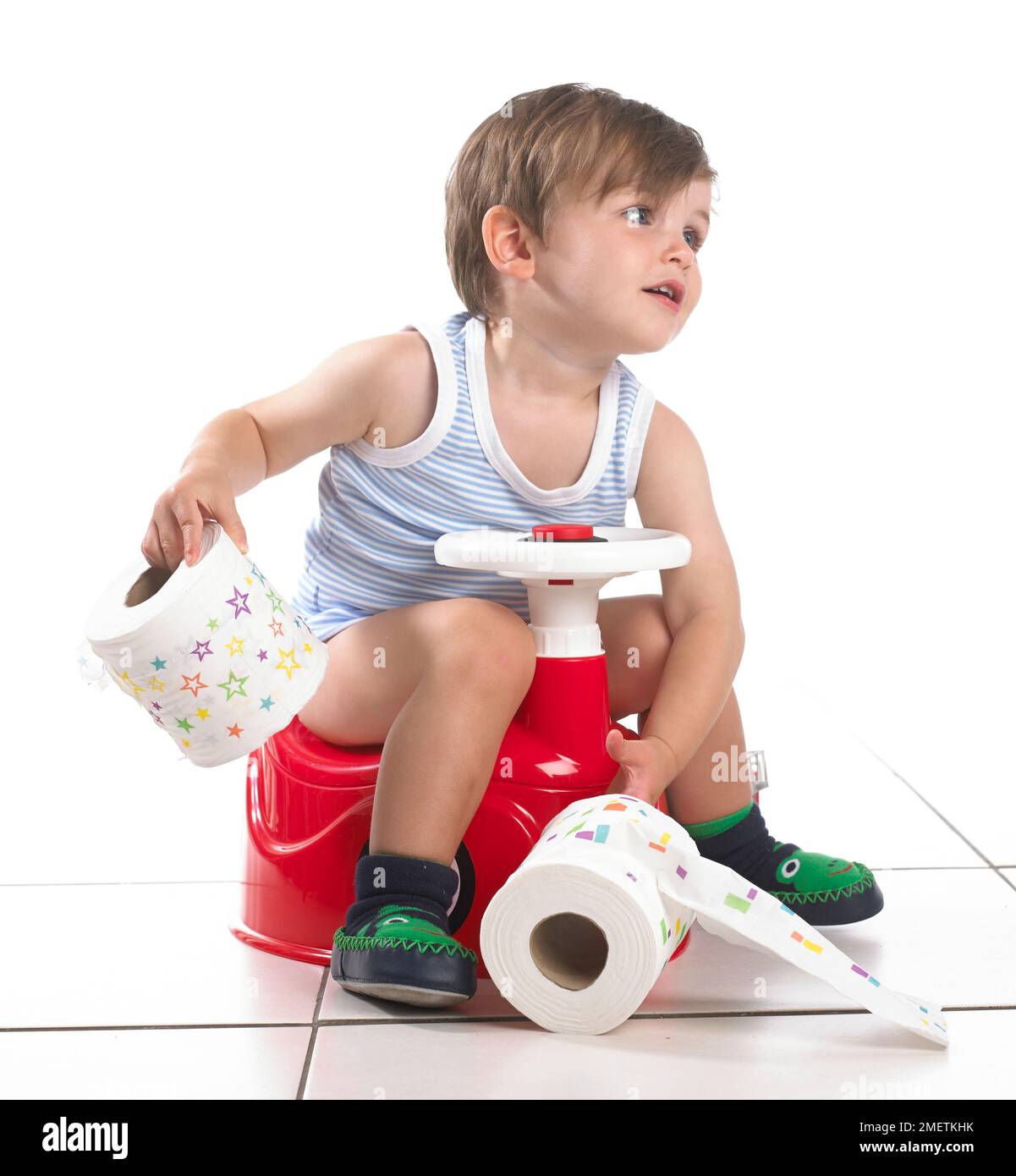 Boy sitting on toilet immagini e fotografie stock ad alta risoluzione -  Alamy