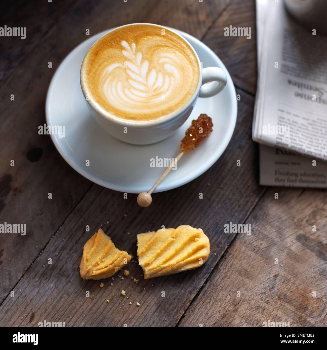 Flat White, simile al cappuccino con meno schiuma e latte art Foto Stock