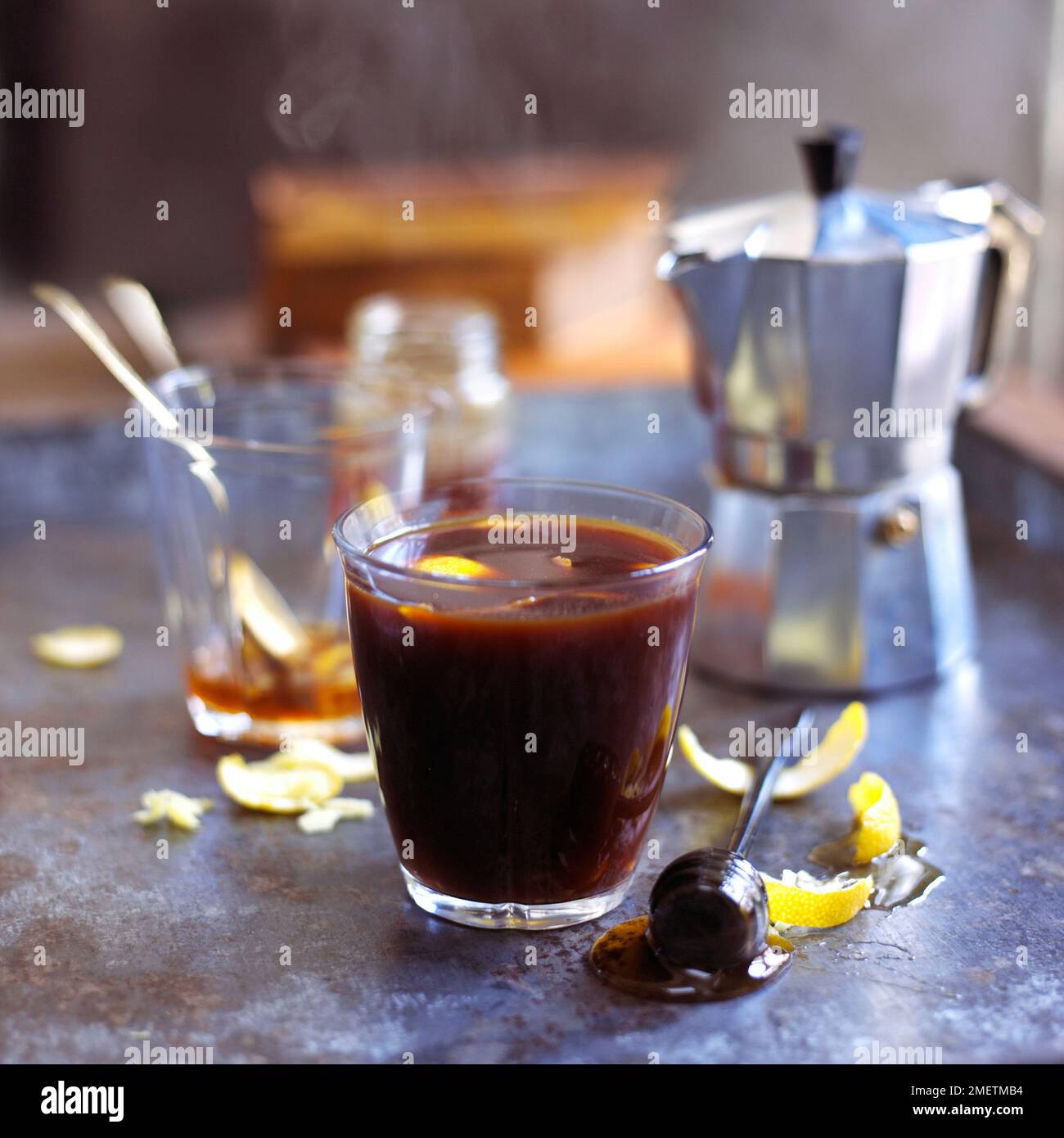 Madha Alay, una miscela di zenzero, miele, limone e caffè da una caffettiera di piano cottura Foto Stock