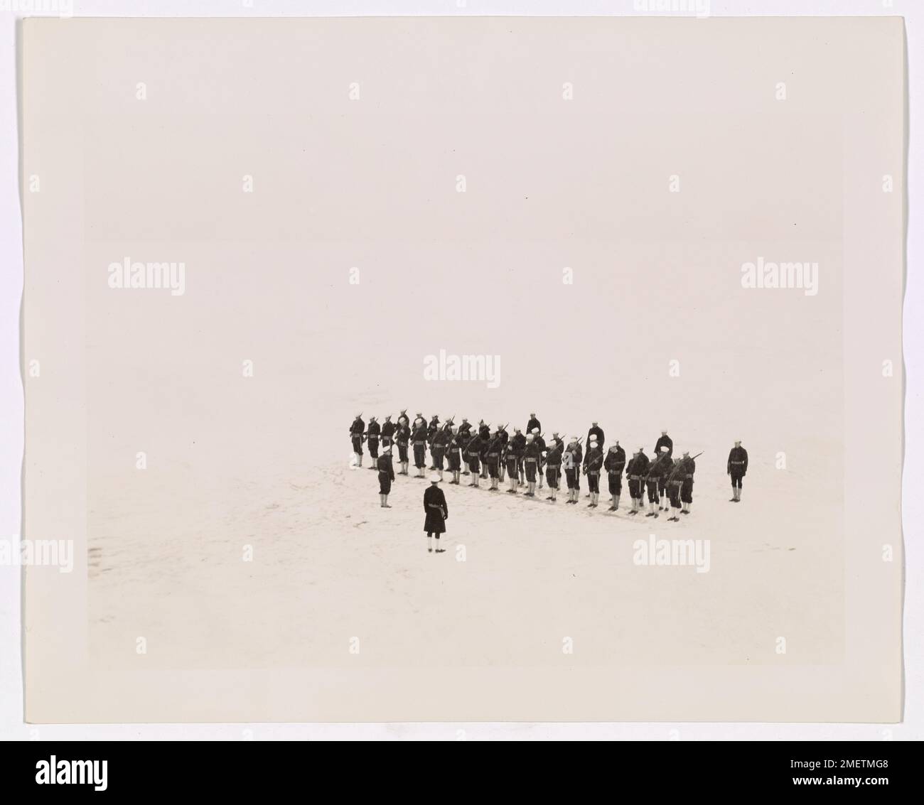 Questa immagine mostra i soldati di fanteria che conducono un'esercitazione sul lago Michigan. I soldati esercitano le loro abilità di combattimento e il lavoro di squadra come parte del loro regime di addestramento. Foto Stock