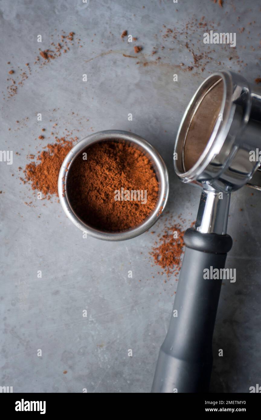 Caffè macinato nel cestello portafiltro della macchina espresso Foto Stock