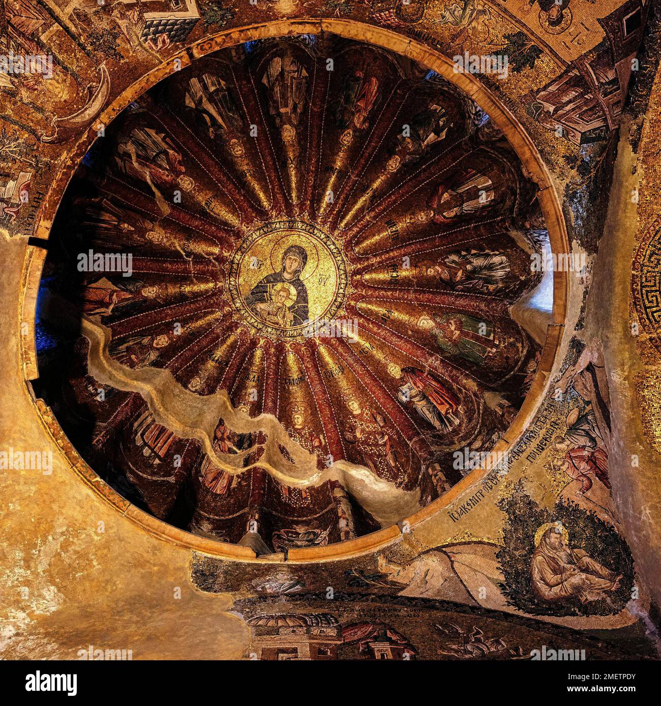 Maria con Bambino, mosaico nella cupola nord dell'ex chiesa bizantina di Chora, Moschea di Kariye, Fatih, Istanbul, Turchia Foto Stock