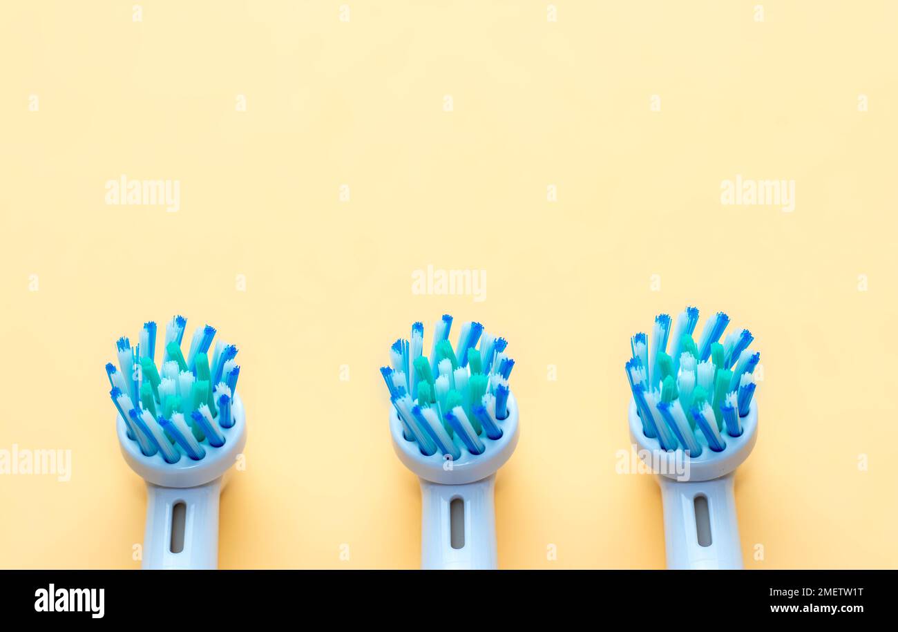 igiene orale quotidiana igiene.donne o bambini utilizzando filo interdentale stuzzicadenti o spazzolino elettrico Foto Stock