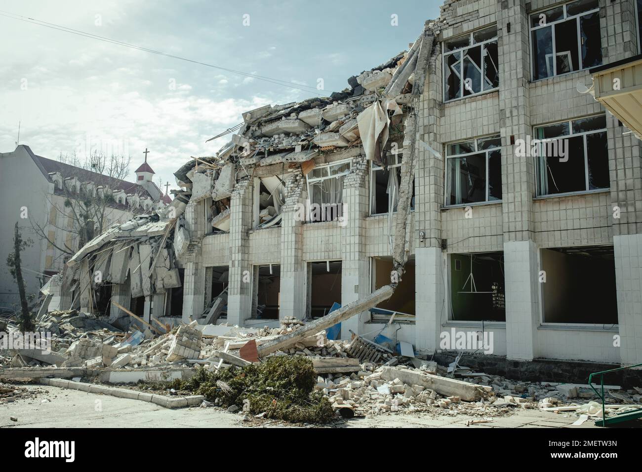 25th scuola distrutta da un attacco missilistico russo il 4 marzo alle ore 9:30, Schytomir, Ucraina Foto Stock