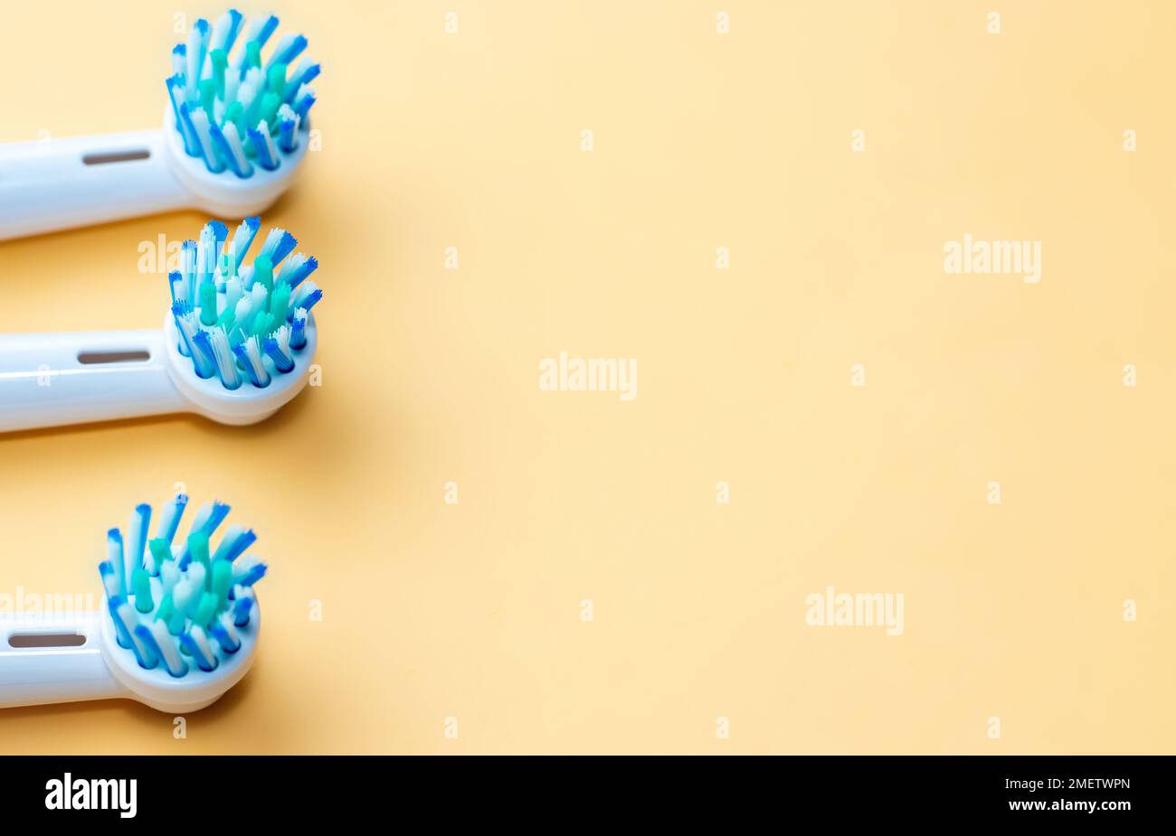 igiene orale quotidiana igiene.donne o bambini utilizzando filo interdentale stuzzicadenti o spazzolino elettrico Foto Stock