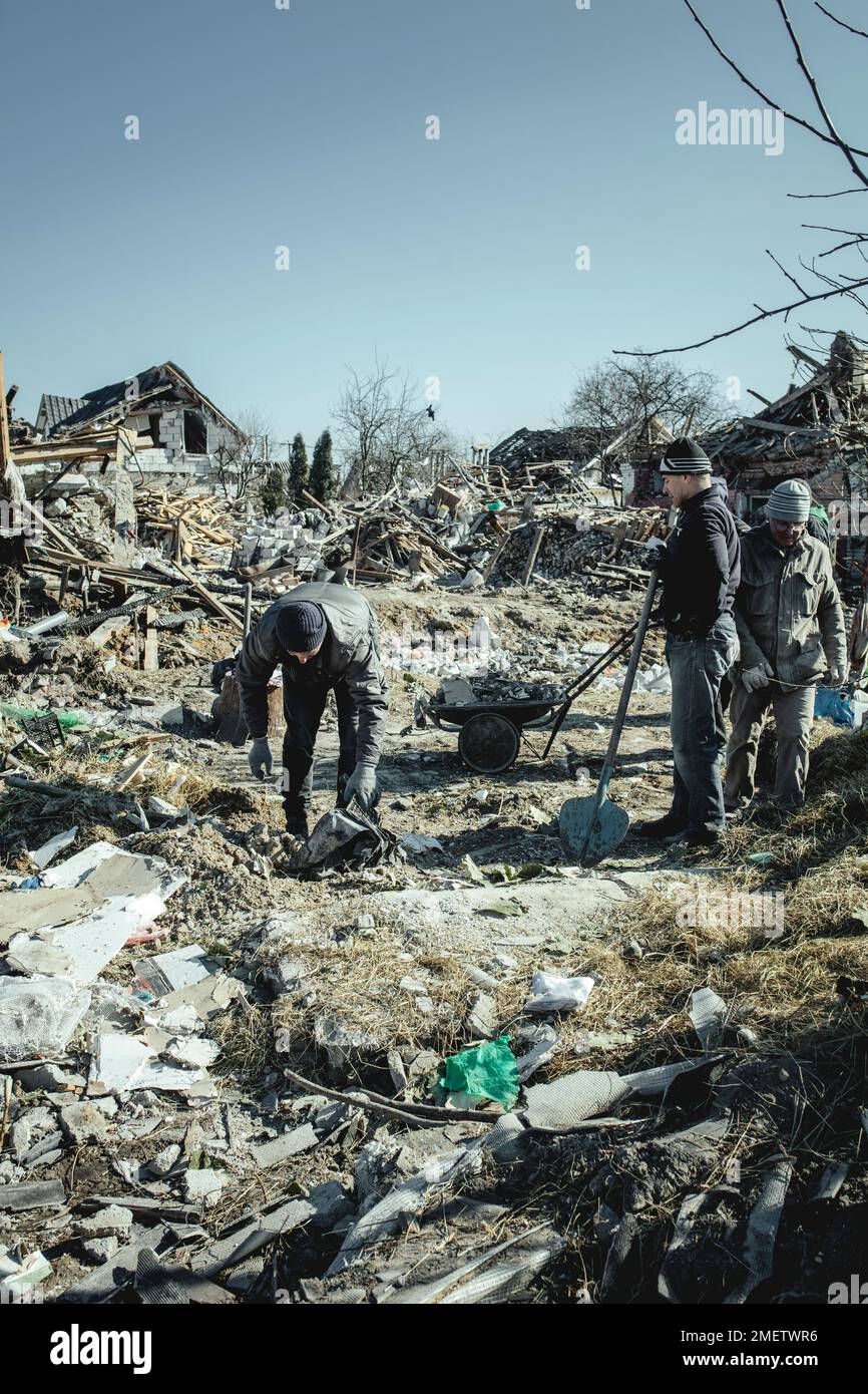 Ripulendo le rovine del quartiere residenziale Bohunia, è stato distrutto da un attacco missilistico russo la notte del 1 al 2 marzo 2022, il Foto Stock
