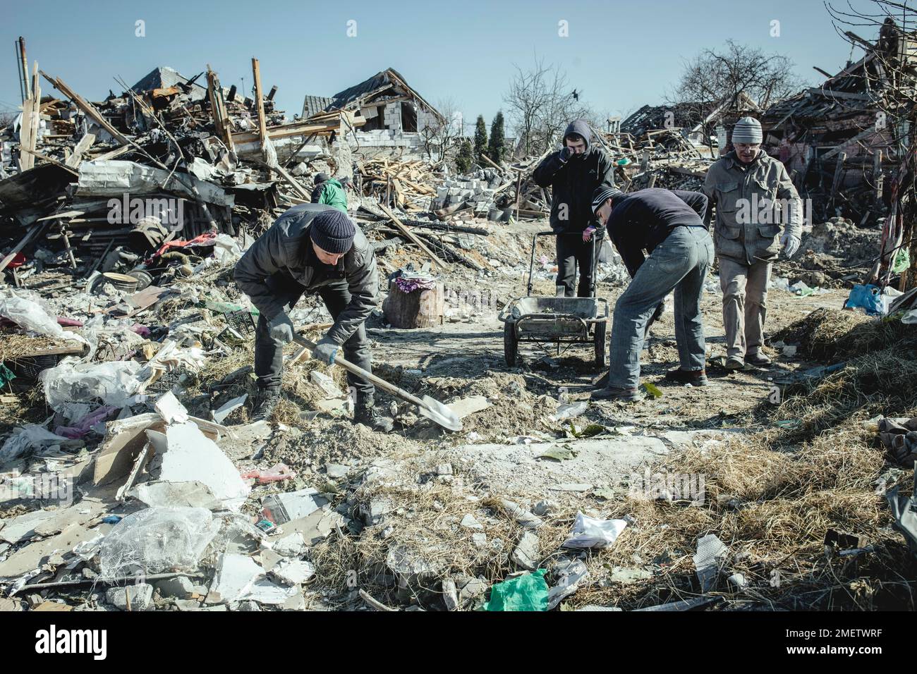 Ripulendo le rovine del quartiere residenziale Bohunia, è stato distrutto da un attacco missilistico russo la notte del 1 al 2 marzo 2022, il Foto Stock