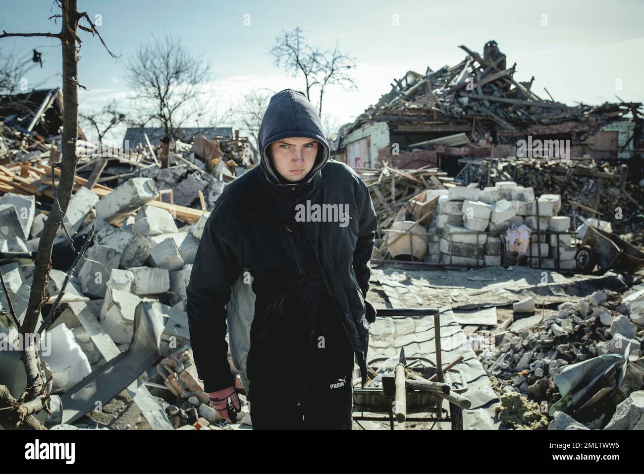 Ripulendo le rovine della zona residenziale di Bohunia, fu distrutta da un attacco missilistico russo nella notte dal 1 al 2 marzo, Schytomir, Ucraina Foto Stock