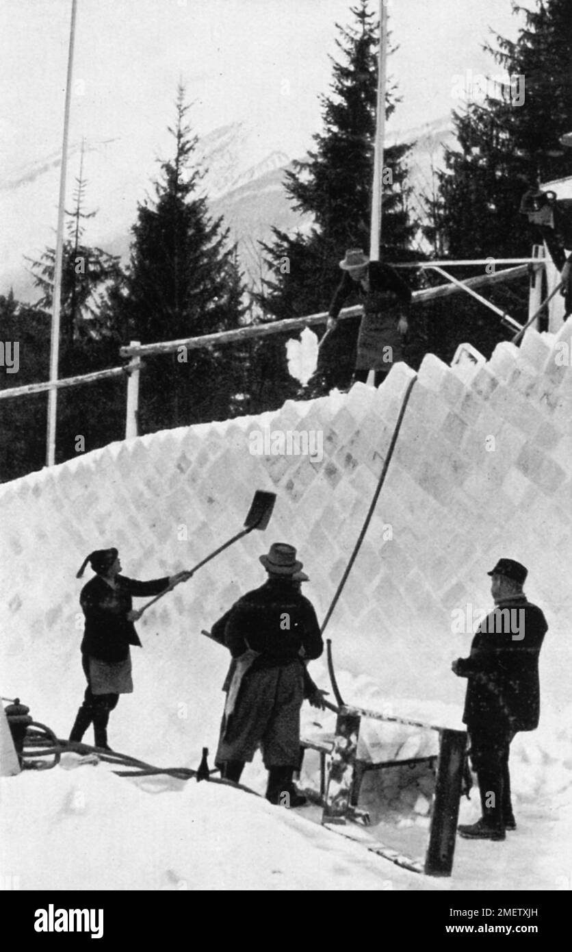 In questo modo sono state create le grandi curve della pista olimpica, i cuboidi di ghiaccio del Riessersee sono saldati insieme Foto Stock