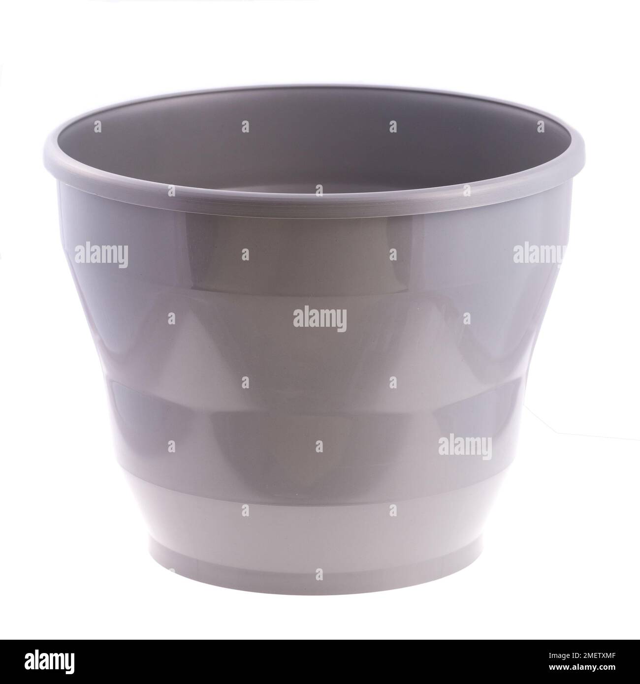 Vaso di plastica grigio per giardinaggio; foto su sfondo bianco. Foto Stock