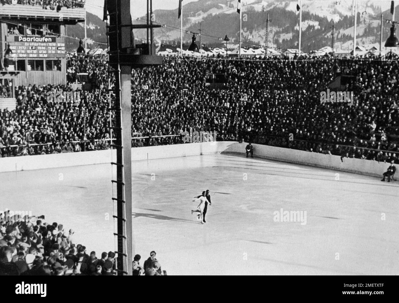 Pattinaggio su ghiaccio, pattinaggio a coppie, Maxie Herber-Ernst Baier alle coppie olimpiche che pattinano sotto gli occhi del Fuehrer nello stadio di ghiaccio artificiale Foto Stock