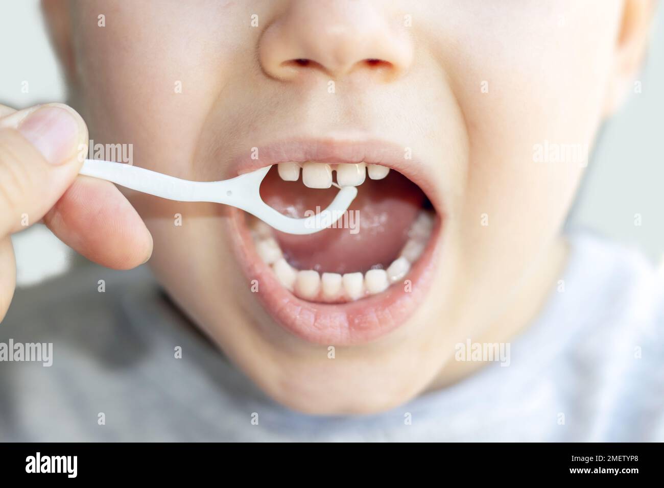 igiene orale quotidiana igiene.donne o bambini utilizzando filo interdentale stuzzicadenti o spazzolino elettrico Foto Stock