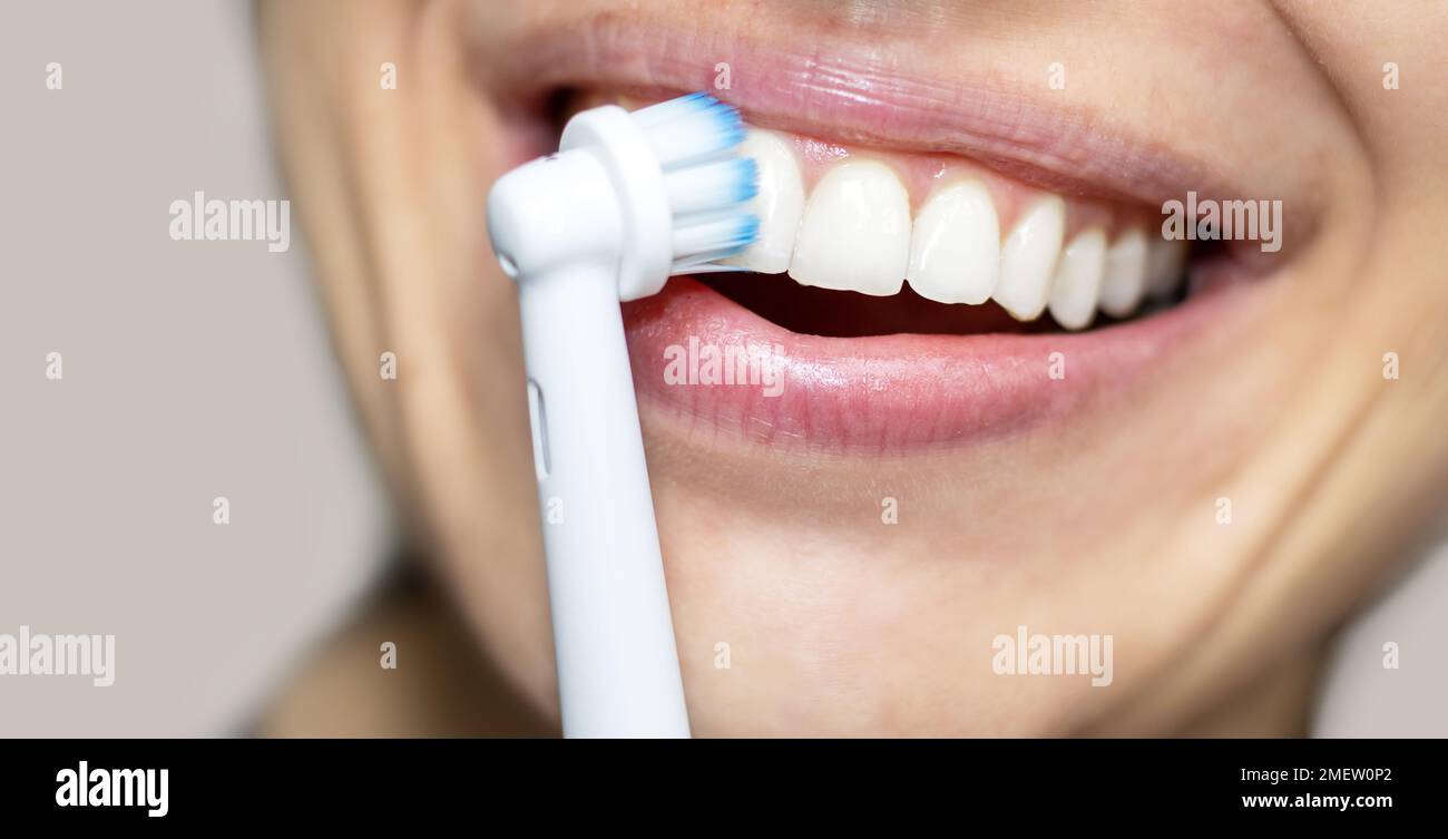igiene orale quotidiana igiene.donne o bambini utilizzando filo interdentale  stuzzicadenti o spazzolino elettrico Foto stock - Alamy