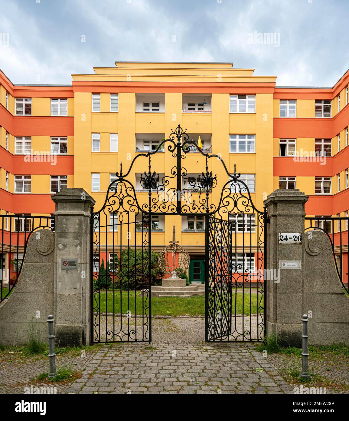 Vecchio cancello di ferro all'ingresso di un complesso residenziale privato a Berlino Wilmersdorf, Berlino, Germania Foto Stock