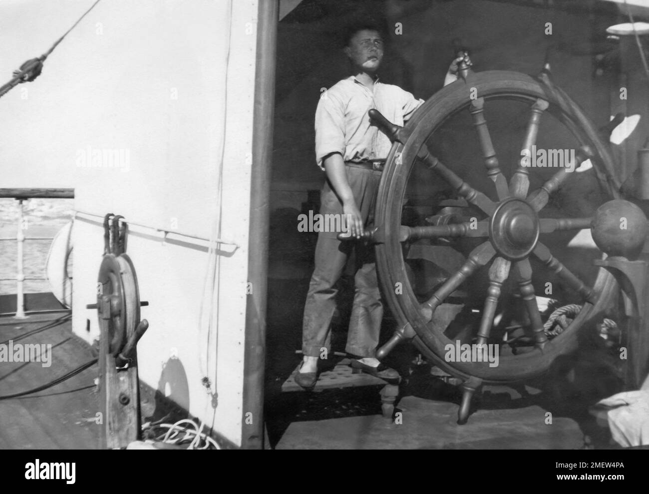 Marinaio al volante del barque d'acciaio a quattro alberi Hougomont, circa 1928. Foto Stock