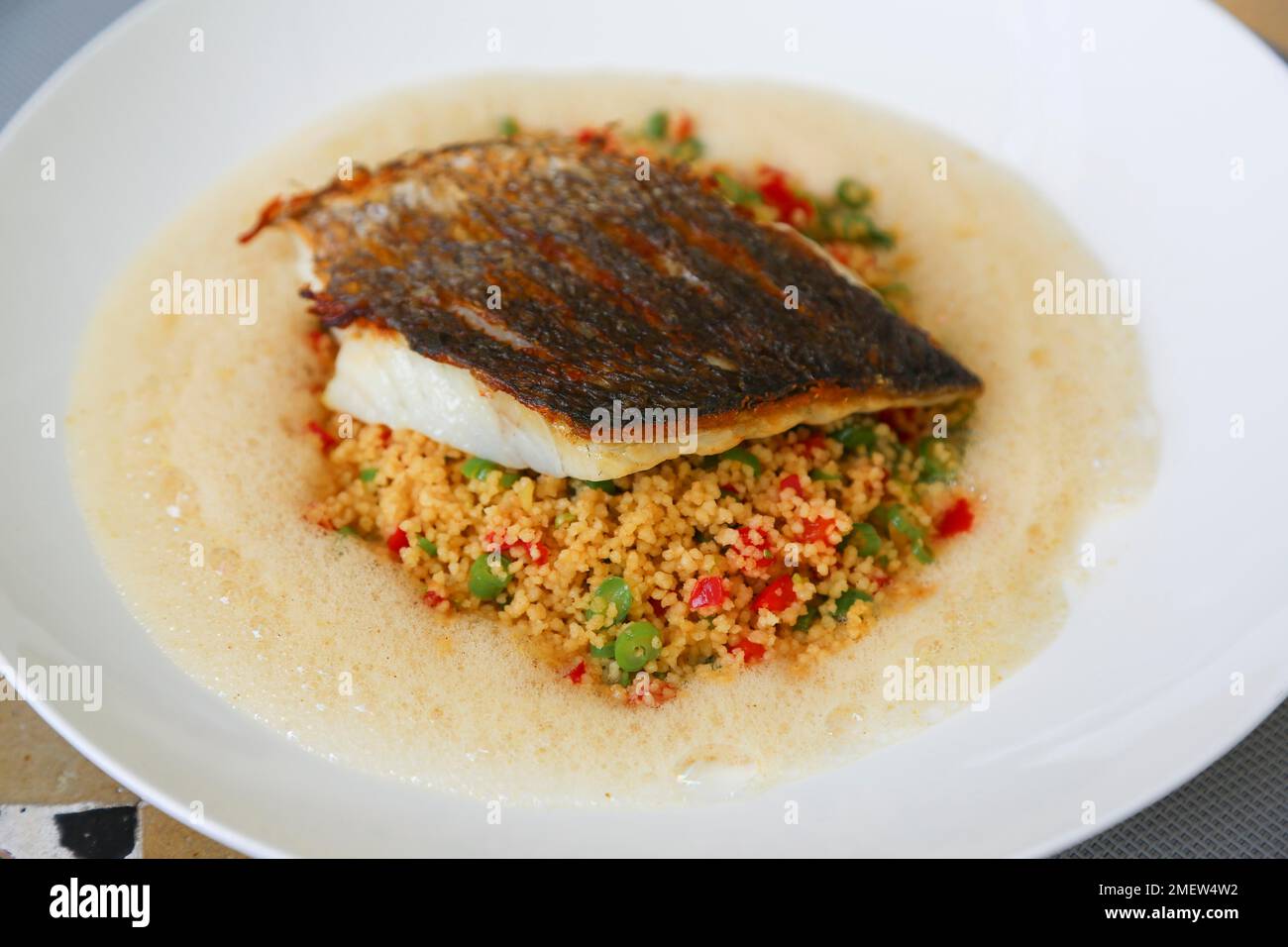 Hofgut Rosenau, filetto di rombo con couscous carota e schiuma di cocco, cucina estiva leggera, pesce, sano, fritto, crosta, ristorante, piatto, cibo Foto Stock