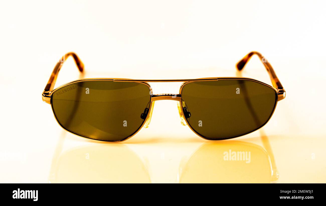 Un primo piano di Balenciaga uomo di lusso occhiali da sole vintage look Foto stock Alamy