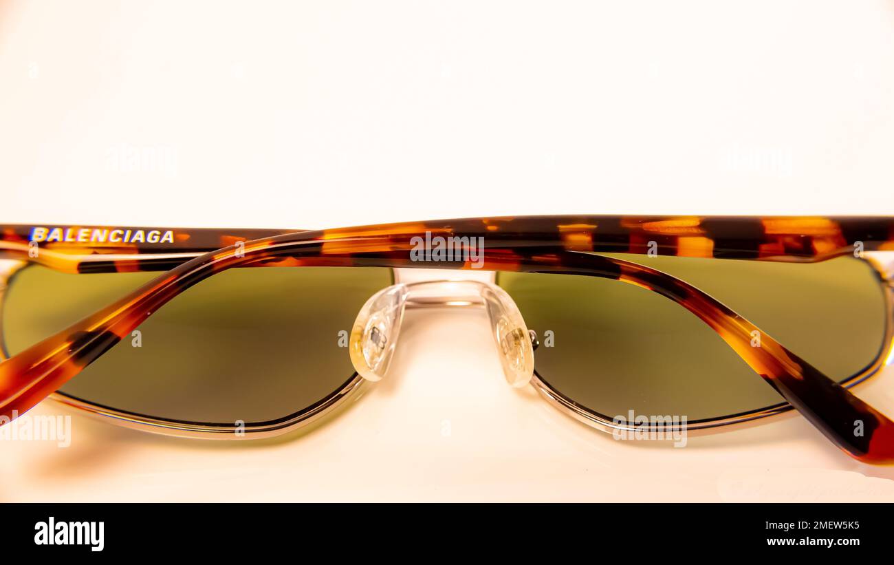 Un primo piano di Balenciaga uomo di lusso occhiali da sole vintage look  Foto stock - Alamy