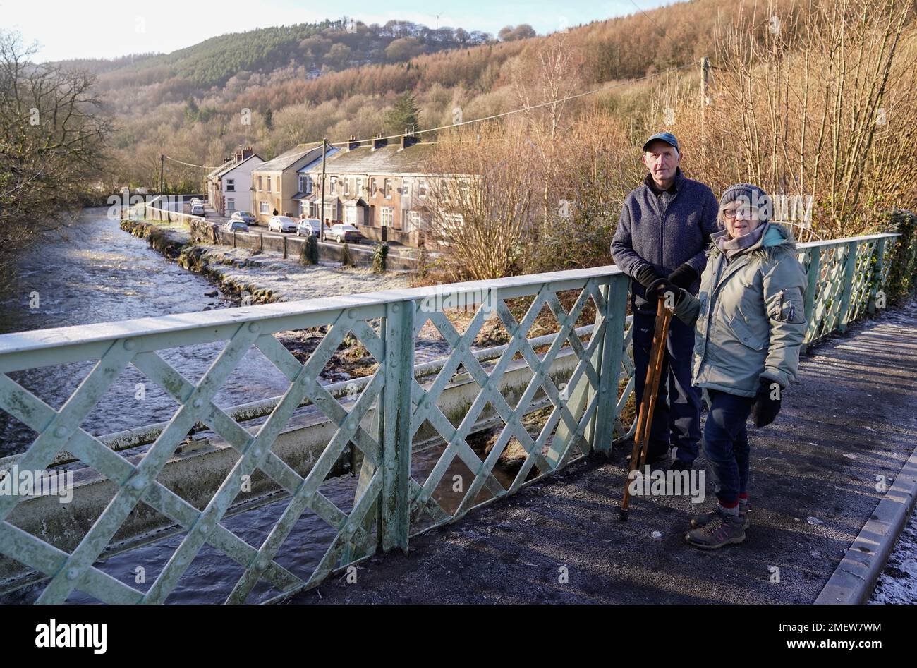 Il consigliere Jan Jones e il locale Colin Prosser sul ponte sul fiume Sirhowy nel villaggio di Ynysddu nel Galles del Sud, a seguito delle preoccupazioni per la cava di Ty Llwyd nel villaggio gallese, vicino a Caerphilly. Il sito di discarica può perdere rifiuti chimici tossici attraverso una foresta dove i bambini giocano, i residenti locali credono. Data immagine: Venerdì 20 gennaio 2023. Foto Stock