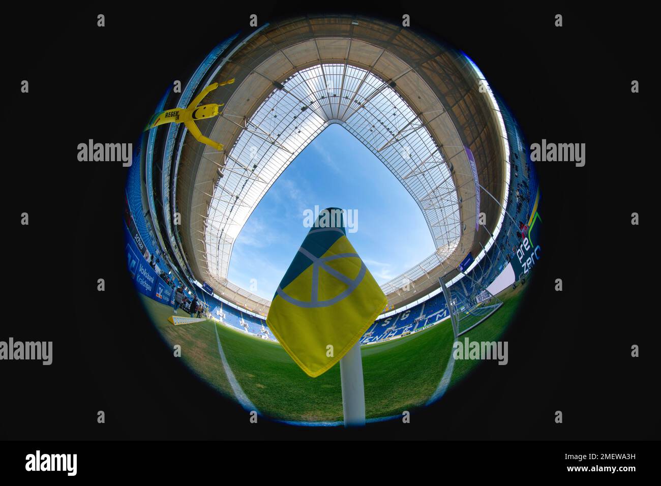 Bandiera d'angolo nei colori nazionali dell'Ucraina, davanti ad un cielo blu nell'Arena PreZero, simbolo contro la guerra Russia vs Ucraina, Sinsheim Foto Stock