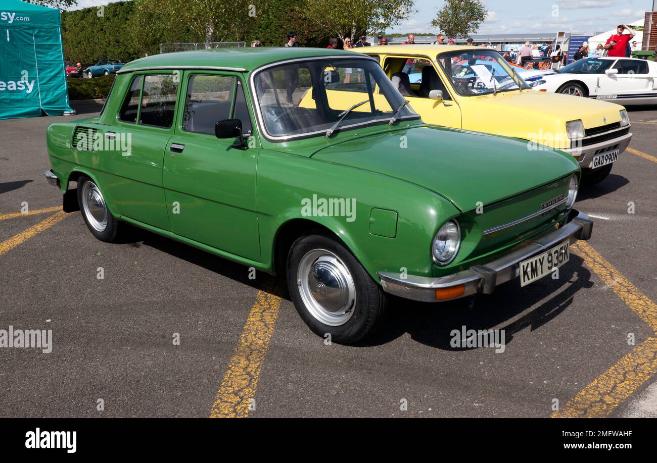Vista frontale di tre quarti di un verde, 1971, Skoda 110L, in esposizione in una zona club auto al 2022 Silverstone Classic, Foto Stock