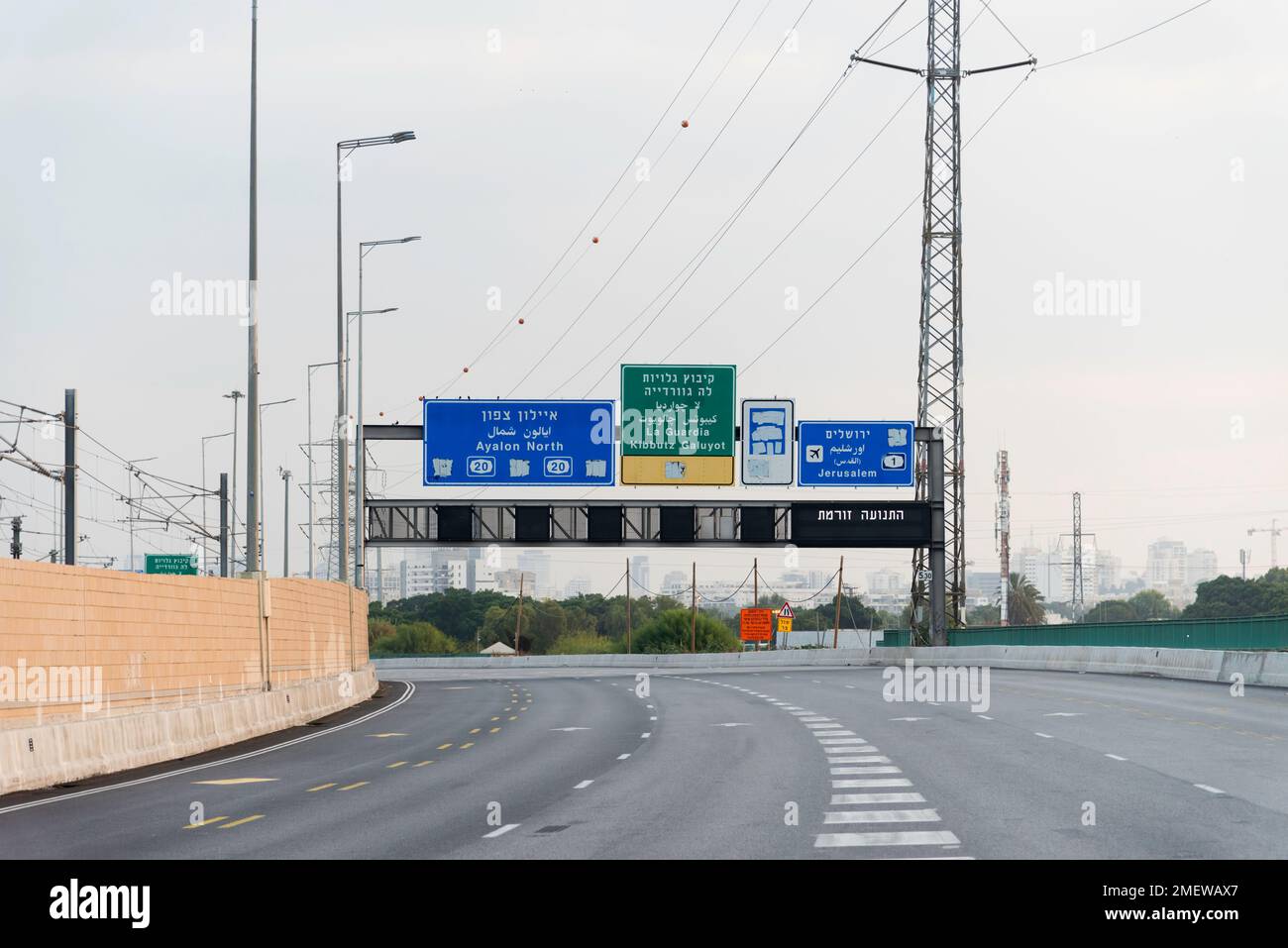 Indicazioni per Gerusalemme sull'autostrada 1 a Tel Aviv, indicazioni per la strada Israel Blue per l'aeroporto ben Gurion. Esci alla prima autostrada. Foto di alta qualità Foto Stock