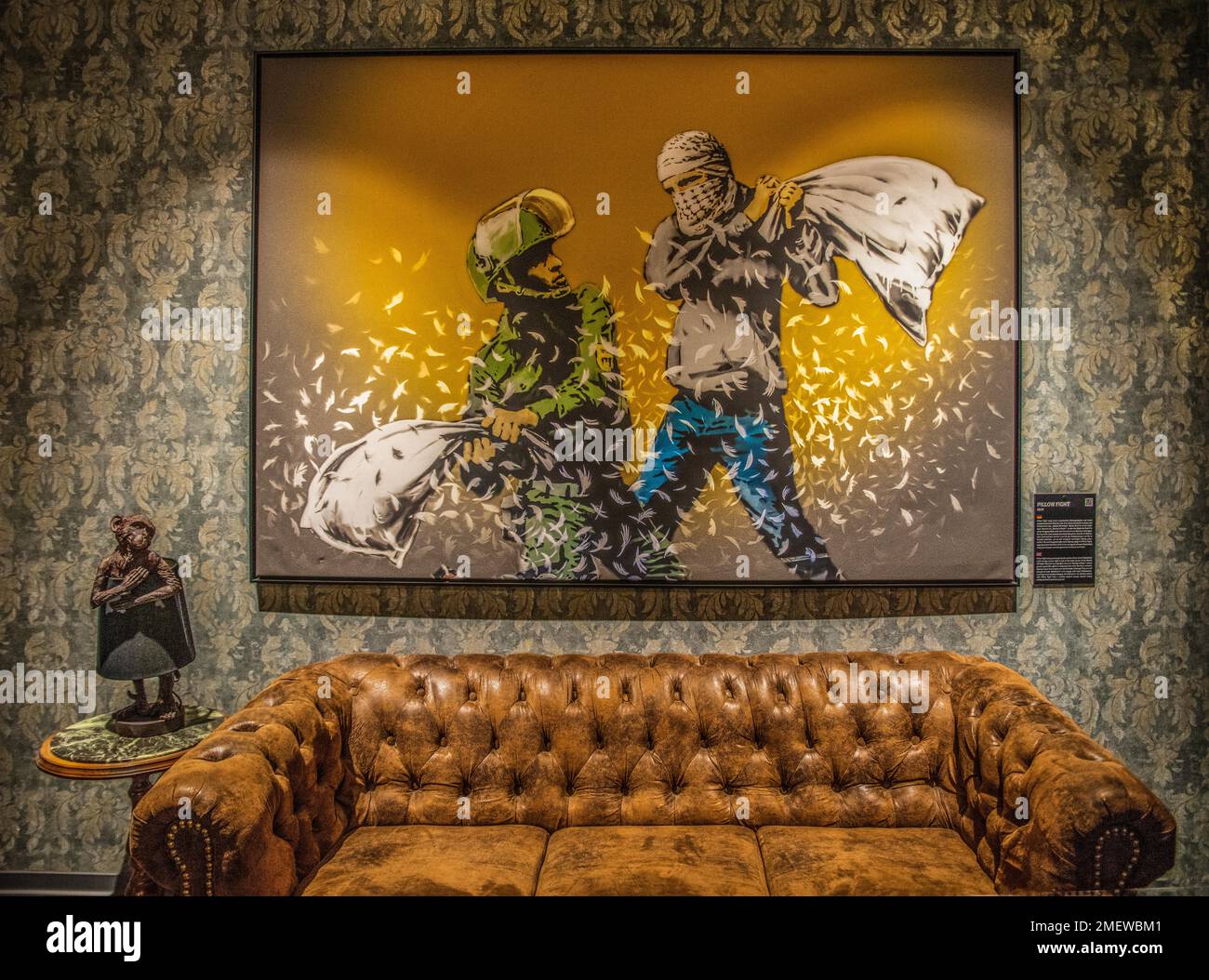 Guanciale lotta con un poliziotto di confine israeliano e un ribelle palestinese, 2017, Banksy Room presso il Walled Off Hotel, mostra sull'artista di strada Foto Stock