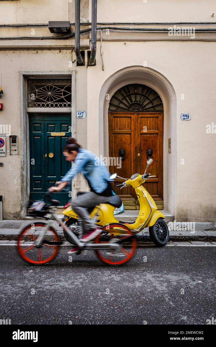 Donna in bicicletta per le strade di Firenze, Toscana, Italia. Foto Stock