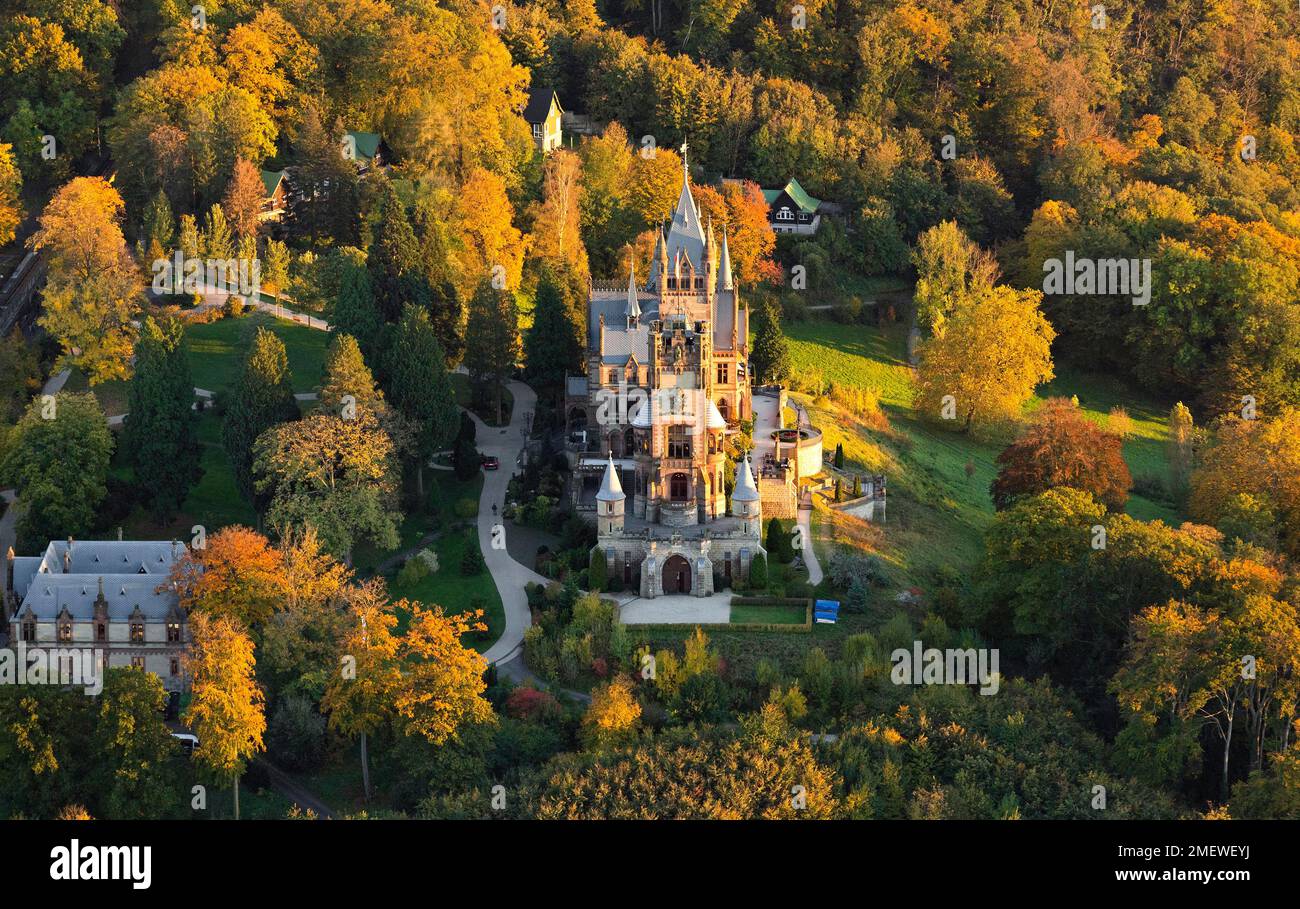 Castello di Drachenburg dal 1884, ex villa privata dell'investitore finanziario Stephan von Sarter, Siebengebirge, Koenigswinter, Renania settentrionale Foto Stock