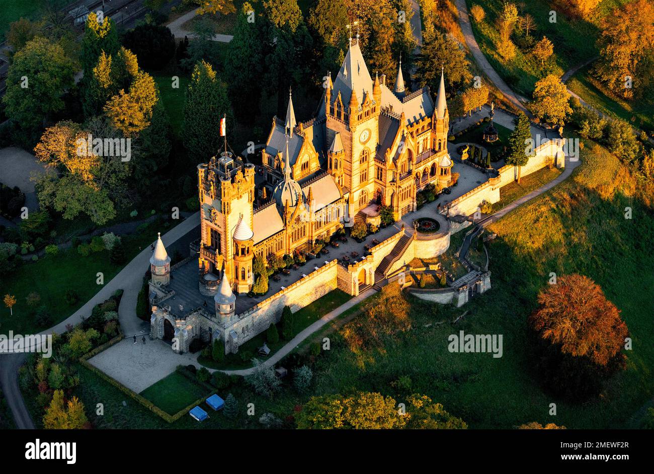 Castello di Drachenburg dal 1884, ex villa privata dell'investitore finanziario Stephan von Sarter, Siebengebirge, Koenigswinter, Renania settentrionale Foto Stock