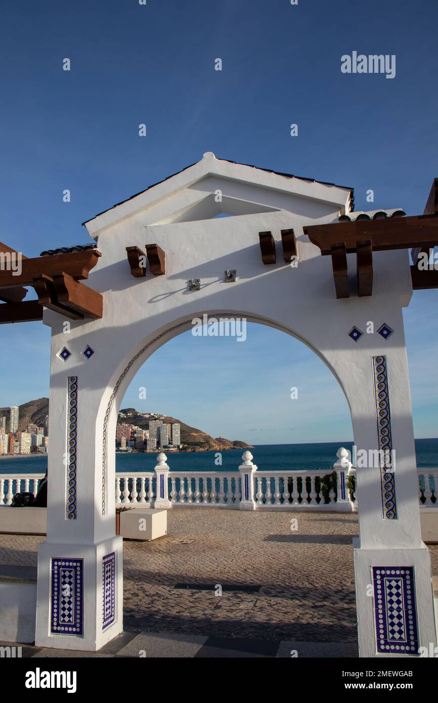 Balcón del Mediterráneo, Benidorm, España. Vista a través de un arco de la playa de Levante Foto Stock