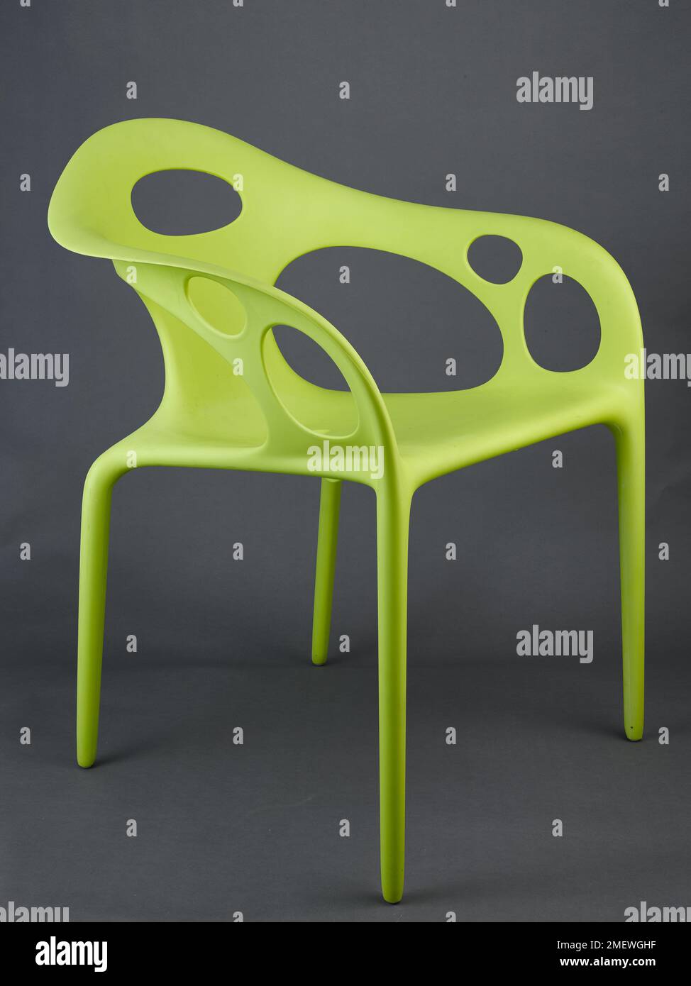 Supernatural poltroncina Una sedia verde disegnata da Ross Lovegrove nel 2005 per Moroso. Progettista: Lovegrove, Ross Produttore: Moroso Nazione: NA Data: 2005 dimensioni: Altezza 790 mm, larghezza 640 mm, profondità 560 mm materiali: Plastica , GRP , pla rinforzato con fibra di vetro Foto Stock