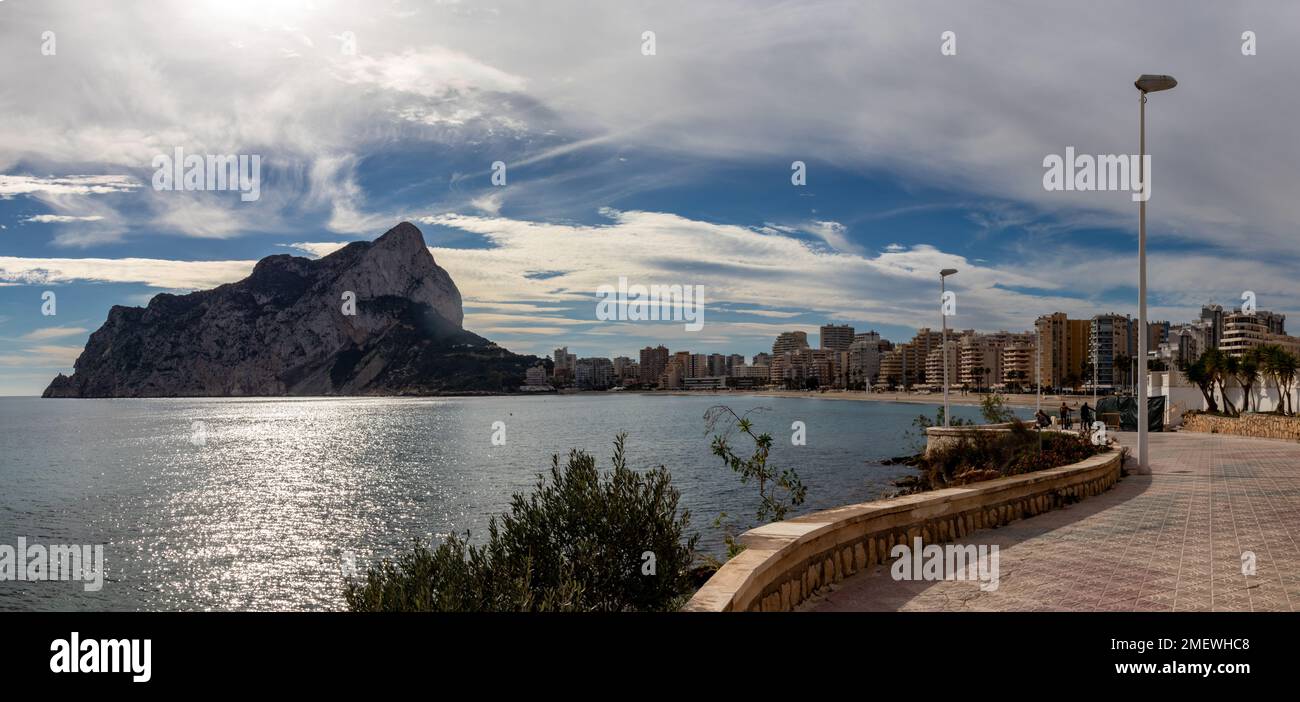 Fotografía Panorámica de una playa de Calpe y su Peñón de Ifach al fondo, desde el paseo Marítimo, España Foto Stock