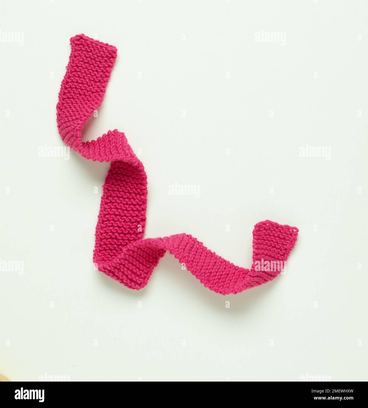 Passi per fare il cappello e la sciarpa maglia per il giocattolo Foto Stock