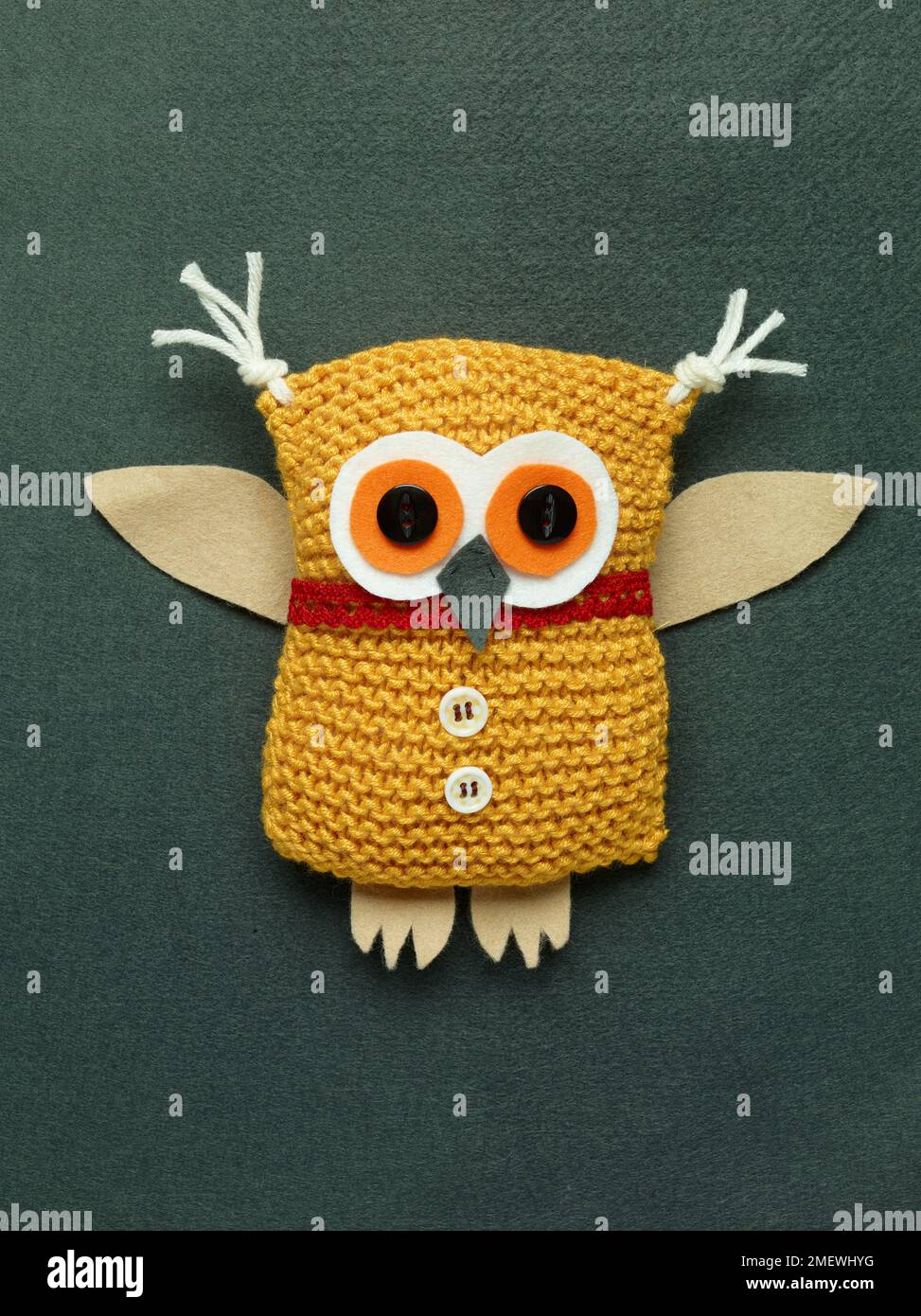 Gufi a maglia dorati Foto Stock