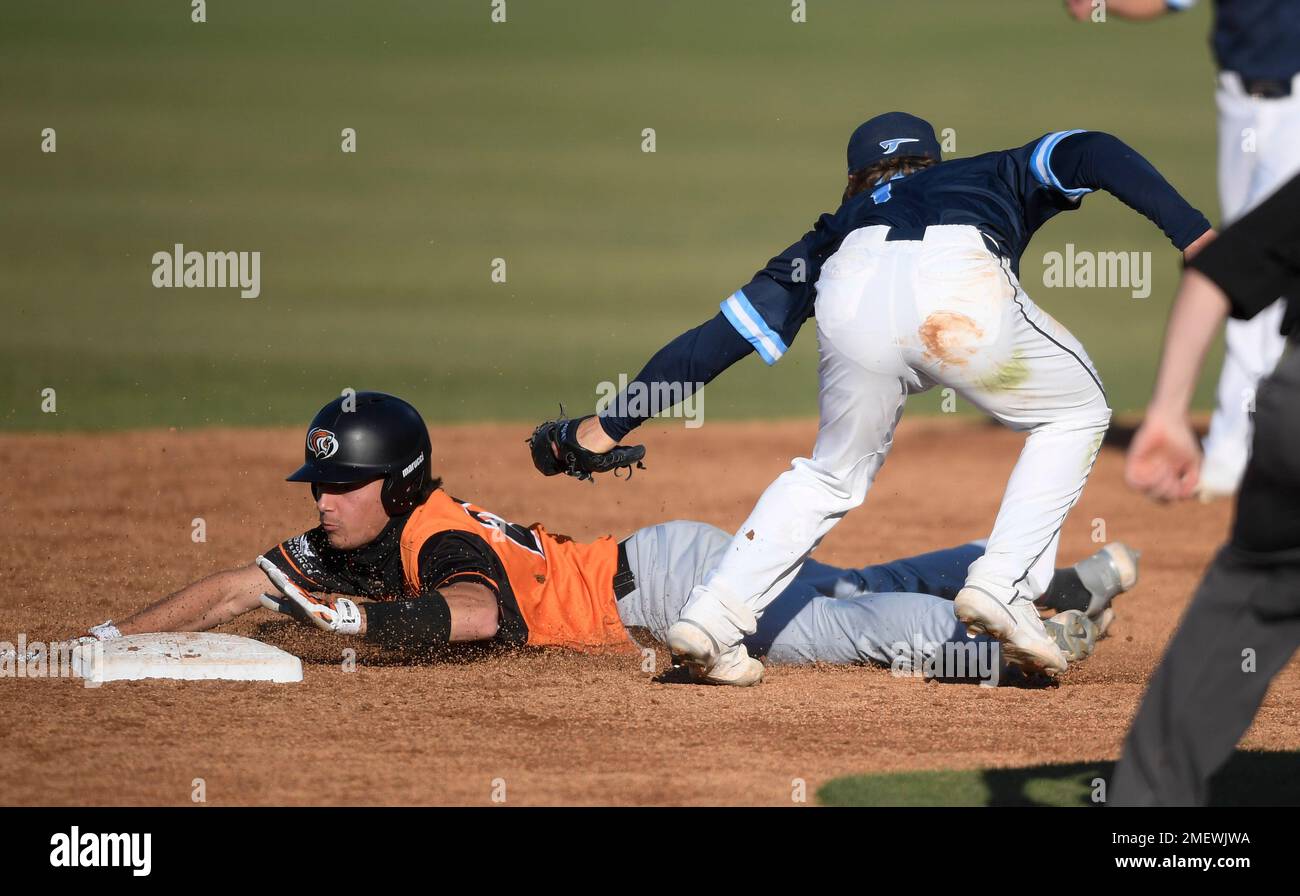Pacific's James Arakawa steals second base ahead of the tag of San Diego's Cody Jefferis during an NCAA baseball game on Saturday, March 27, 2021 in San Diego. (AP Photo/Denis Poroy) Foto Stock