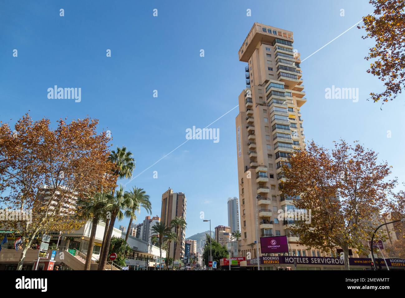 Un grattacielo nel cuore della città di Benidorm Foto Stock